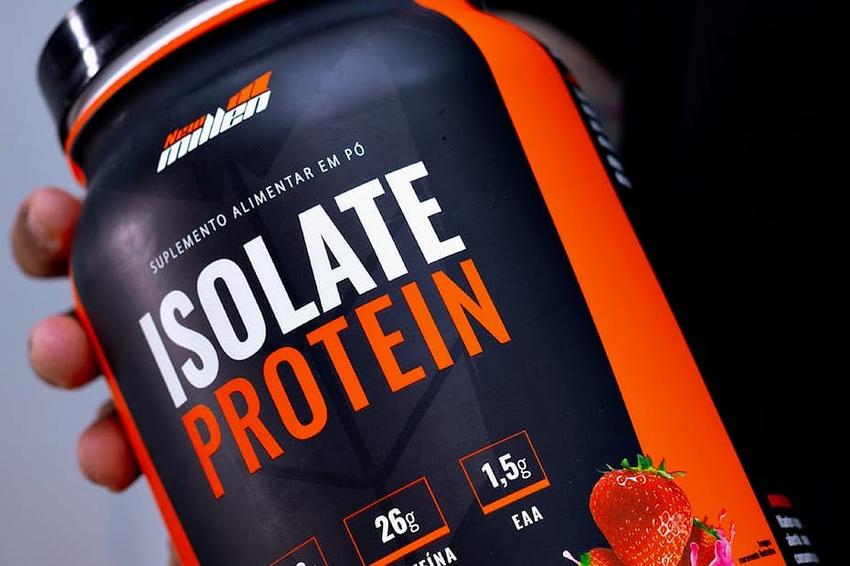 Close-up of a hand holding an Isolate Protein container in Belo Horizonte, Brazil.