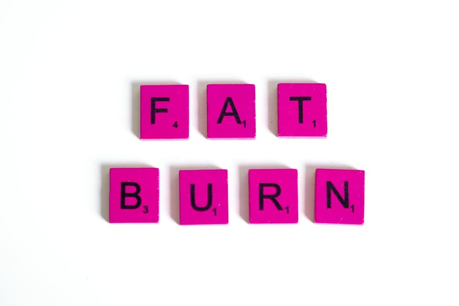 Pink scrabble tiles on a white background spelling 'Fat Burn'. Perfect for fitness and wellness concepts.